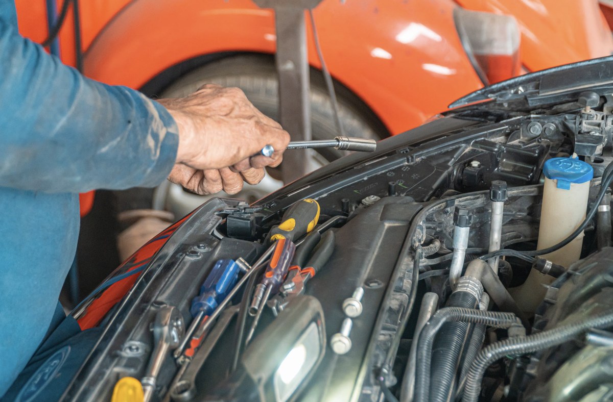Ventura mobile mechanic at work during a service visit